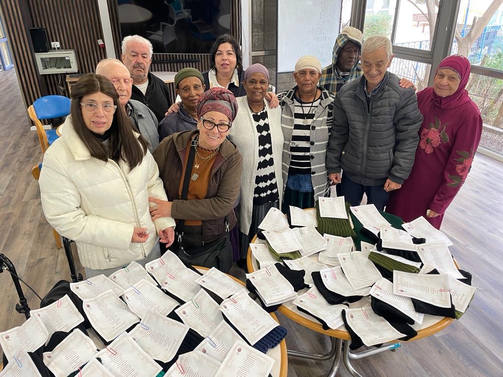 נשות מועדון מופ"ת סרגו כובעים ומחממי צוואר לחיילי צה"ל