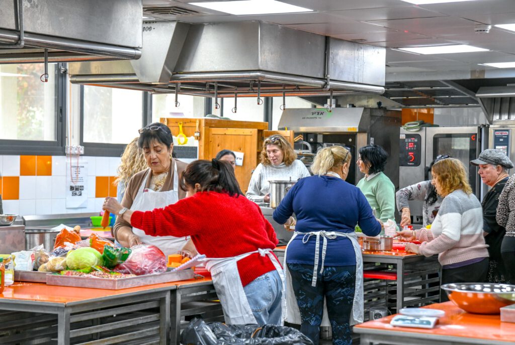 בית הספר לתיירות ולמלונאות בחיפה, בו לומדים מידי שנה מאות תלמידים את יסודות ורזי הבישול, פתח אתמול (שני, 29.1) בשעות הבוקר את מטבחיו בפני עשרות אמהות וסבתות, שפונו לחיפה מהעיר שלומי ומיישובים נוספים