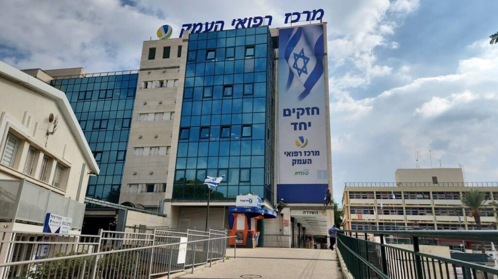 דגל ישראל בחזית המרכז הרפואי קרדיט: המרכז הרפואי העמק