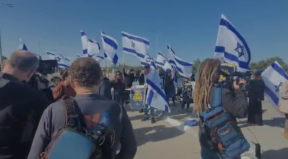 9.00 בבוקר, מחסום כרם שלום- חסימת שיירות המשאיות לחמאס!