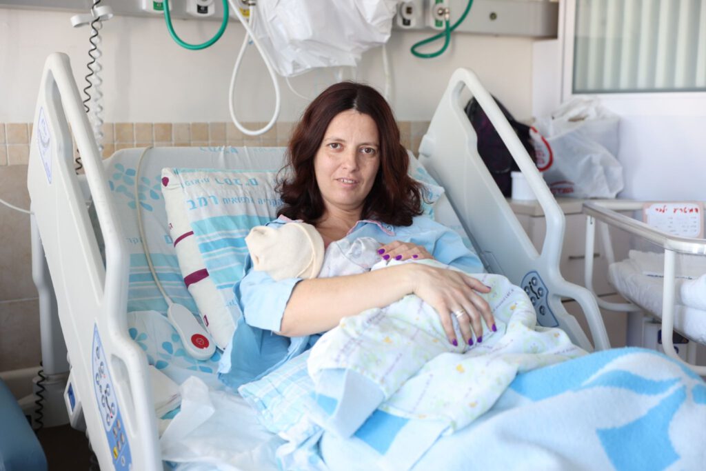 בתמונה: לינה דמיטרייב ובתה, שנולדה הבוקר ברמב"ם. צילום: הקריה הרפואית רמב"ם.