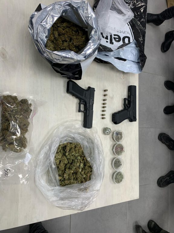 תמונת הסמים והאקדחים שנתפסו- קרדיט: דוברות המשטרה