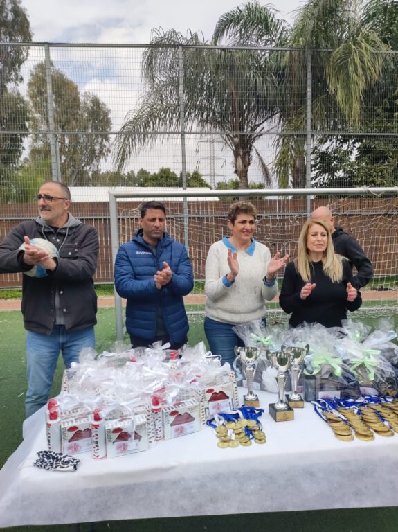 יום המעשים הטובים 2024: שלל פעילויות של ועד העדה היהודית ספרדית בכל רחבי חיפה שיפוץ חדרי מדרגות, יום ספורט היתולי לילדים עם הפרעות התנהגות, הקמת גינת ירק ועוד – נשות ועדת החינוך יזמו וארגנו פעילויות ייחודיות בשכונות המוחלשות ∙ הפעילות בשיתוף עמותת הספורט חיפה והציבור כולו מוזמן לקחת חלק במעשים הטובים ועד העדה היהודית ספרדית חיפה מבצע מעשים טובים בכל ימות השנה. כשביותר מ-100 מדינות מצוין "יום המעשים הטובים", אך טבעי הוא שהוועד יעלה הילוך ויוביל אירועים במספר מוקדים שונים ברחבי חיפה. מוקד אחד הוא בשכונת חטיבת כרמלי שבמזרח העיר: ב-19.3 בשעה 9:30 ילדי בית הספר גבריאלי יגיעו למרכז "בית גבריאל" בשכונה, למופע לכבוד פורים ובסימן הקשר הבין-דורי שתורם רבות לשני הצדדים, הצעירים והמבוגרים. באותה שכונה תיערך פעילות נוספת, ב-27.3 – שיפוץ חדר מדרגות בשכונה שהתשתיות בה זקוקות לשדרוג. השיפוץ יתבצע על-ידי מתנדבים ועל-ידי ילדי בית הספר גבריאלי. מוקד שני הוא קריית חיים: ב-27.3 בשעה 10:00 ועד העדה היהודית ספרדית חיפה מקיים פעילות ספורט היתולית במועדון קשישים. האירוע יכלול כיבוד קל ואווירה משמחת במיוחד, ויקחו בו חלק גם ילדי בית ספר בשכונה. פעילות ספורטיבית היתולית דומה תתקיים בהדר הכרמל, בבית הספר אורים שבו לומדים ילדים עם הפרעות התנהגות. עבור ילדים אלה יום המעשים הטובים הוא הזדמנות מצוינת להרגיש שווים ומשולבים, והוועד יעניק לכל ילד וילדה מתנה אישית. מועד פעילות זו: 19.3, בשעה 10:00. בחלק המערבי של חיפה ועד העדה מקים גינת ירק למען ילדי "גן השלום". פעילות זו תתבצע בשיתוף ילדי בית הספר נירים שאותם מלווה הוועד לאורך כל השנה. את כל האירועים שמרכיבים את יום המעשים הטובים 2024 הגו וארגנו נשות ועדת החינוך של ועד העדה: שפרה ענתבי, בתיה חיימוב-רומן ולימור דהן. עמותת הספורט חיפה מסייעת במימוש היוזמה, והציבור הרחב מוזמן לקחת חלק במעשים הטובים והמהנים.