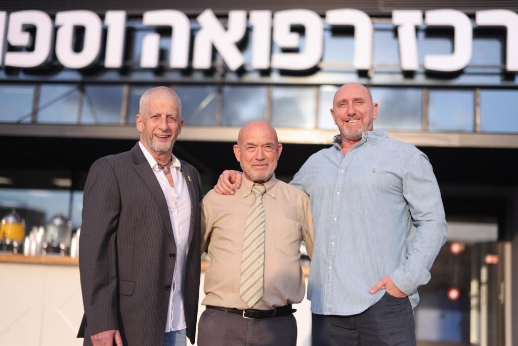 מימין רפי וירשובסקי, דר יוני ירום, ערן מנגל בעלי רשת מדיקס. צילום מיכה בריקמן