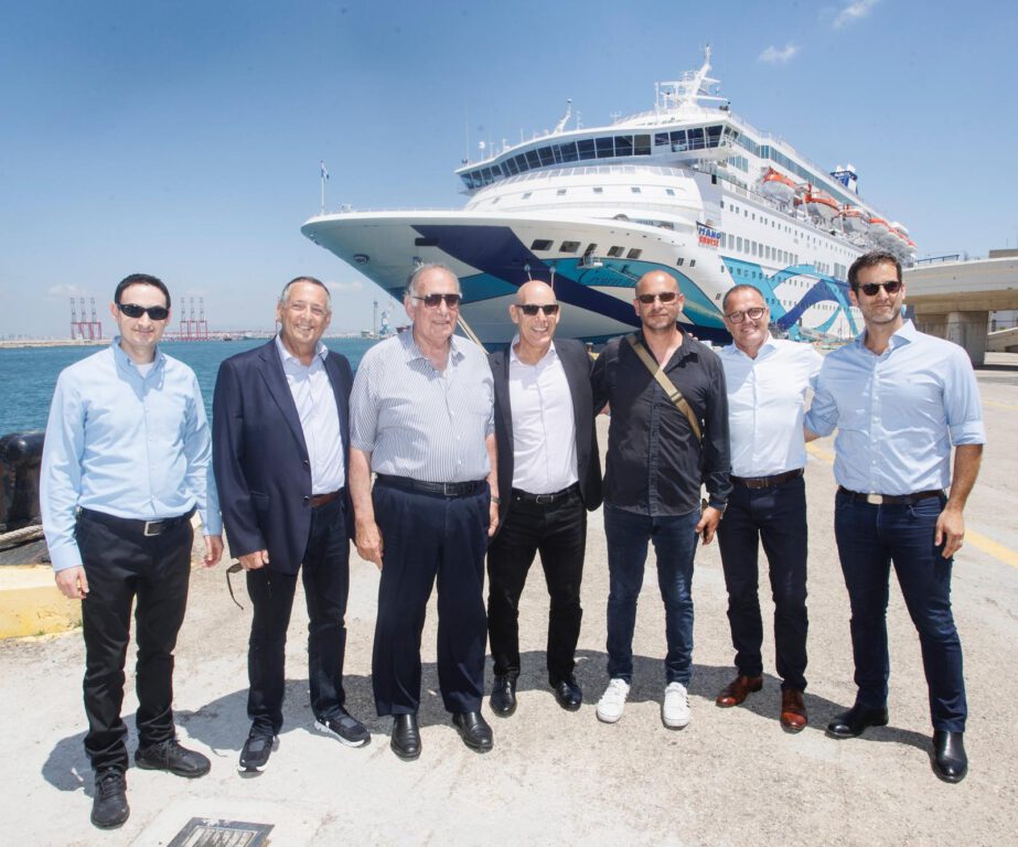 בתמונה מימין לשמאל: ארז בהריר, מנכל נדלן וחזית הים נמל חיפה, אודי שרון מנכל נמל חיפה, זוהר רום מנהל טרמינל הקרוזים, ד''ר רון מלכא יו''ר נמל חיפה, מר יונה יהב ראש עיריית חיפה, בעלי מנו ספנות משה ומורן מנו קרדיט לצילום גיל נחושתן התמונה מאושרת לשימוש צילום תמונות