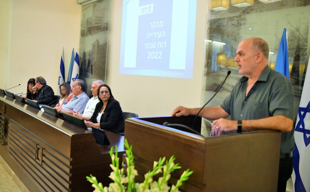 מבקר העירייה עופר טל בישיבת מועצת העיר