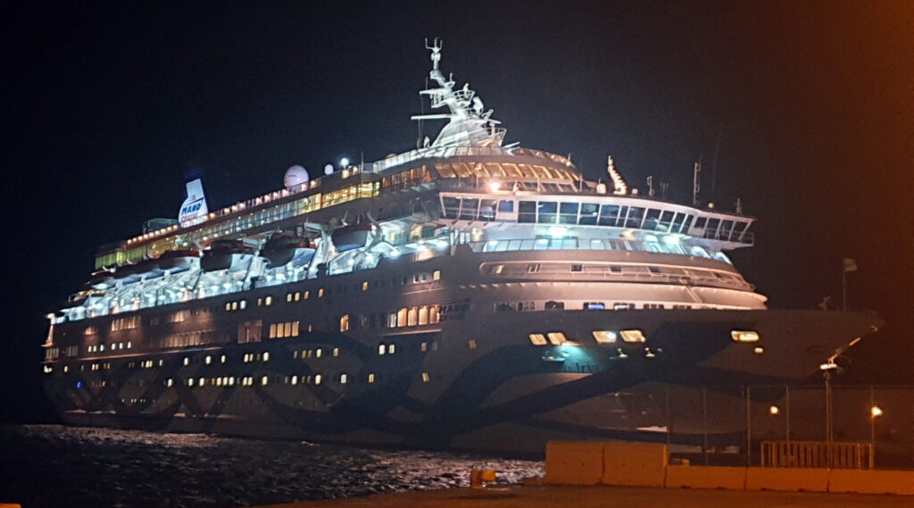 קראון-איריס-עגינת-לילה-ברודוס