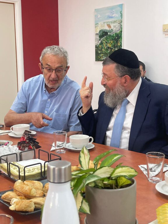 שר העבודה, יואב בן צור (ש"ס), הגיע לבית הספרדי בחיפה קרדיט צילומים הללי אורגינל