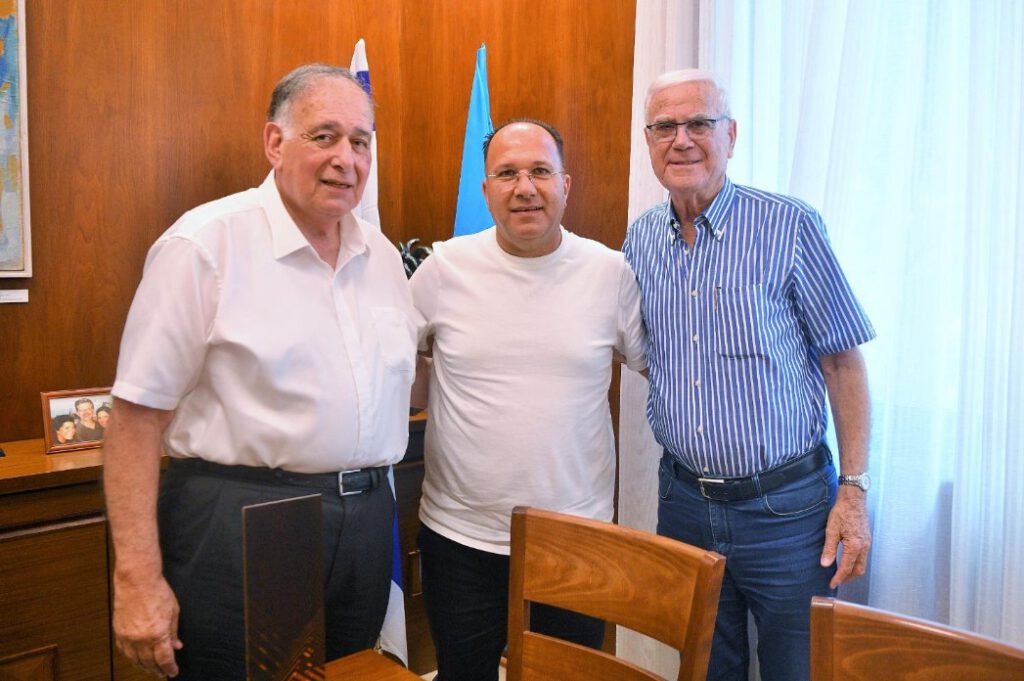 נשיא מועדון הכדורגל מכבי חיפה יעקב שחר ומנכ"ל המועדון איציק עובדיה עם ראש העיר יונה יהב