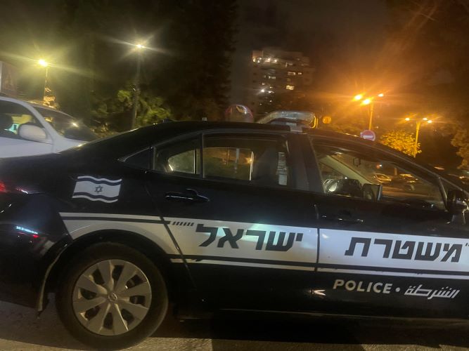 בתמונה רכב משטרה