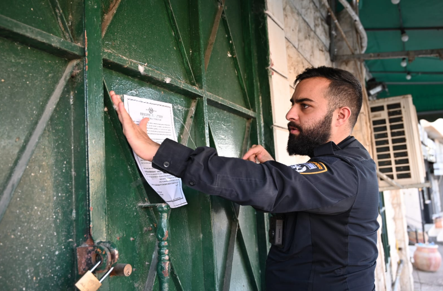 צו סגירה לחנות שהעסיקה שב"חים, תיעוד; קרדיט צילום: דוברות המשטרה.