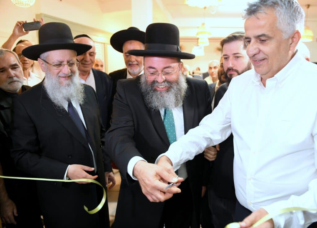 הראשל"צ הרב הראשי לישראל הספרדי, מרן, הרב הגאון רבי דוד יוסף בצוותא עם מייסד ומנכ"ל עמותת "יד עזר לחבר" שמעון סבג צילומים: יוסף (ג'ו) הירש