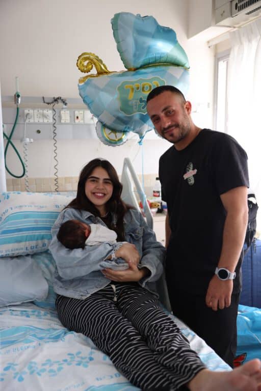 בתמונה: דור אבידן וזוהר אוחנה אבידן עם בנם הטרי שנולד ברמב"ם. צילום: הקריה הרפואית רמב"ם.