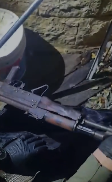 סרטון התפיסה ותמונת כלי הנשק שנתפסו - קרדיט דוברות המשטרה.