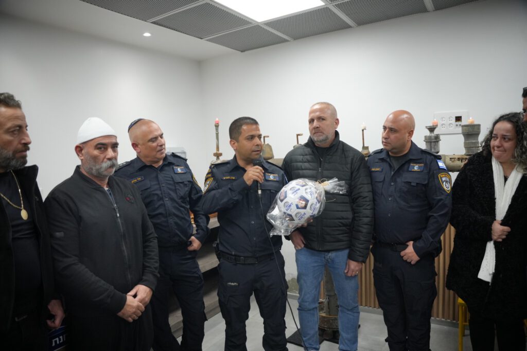 תיעוד מהטקס וסינק של מפקד תחנת גולן סגן ניצב ערן טביב עם אדם ספדי נציג המשפחות. קרדיט: דוברות המשטרה.