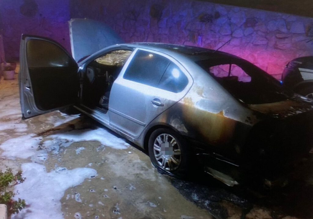 תיעוד ההצתה ותמונת הרכב שנשרף. קרדיט: דוברות המשטרה.