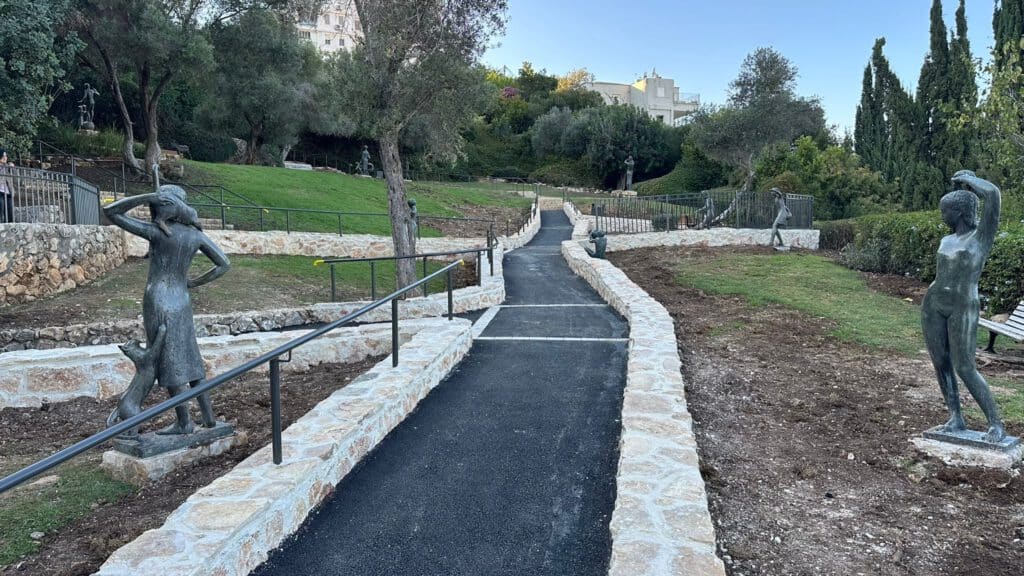 בניית שבילי נגישות בגן הפסלים, קרדיט צילום: ראובן כהן, דוברות עיריית חיפה