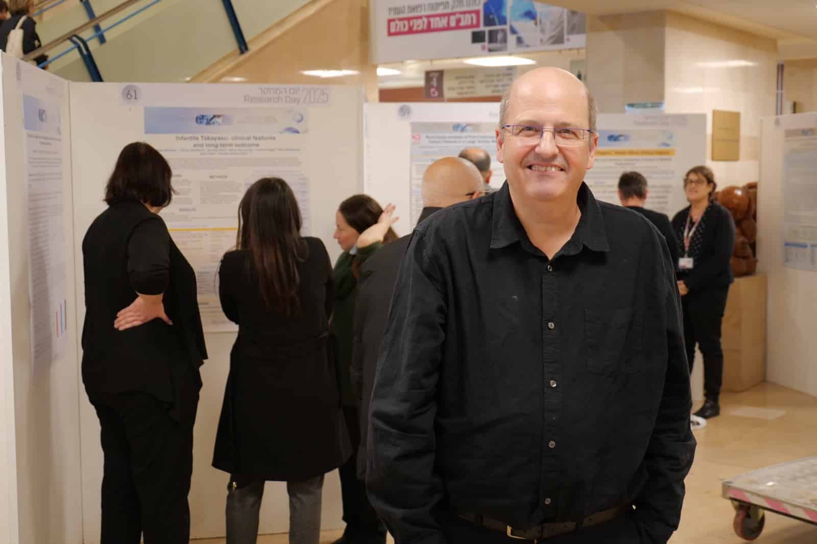 חוקרי רמב"ם פוגשים את הקהל לצד התקצירים הנבחרים במהלך אירועי יום המחקר בקמפוס רמב"ם. צילום: דוברות רמב"ם