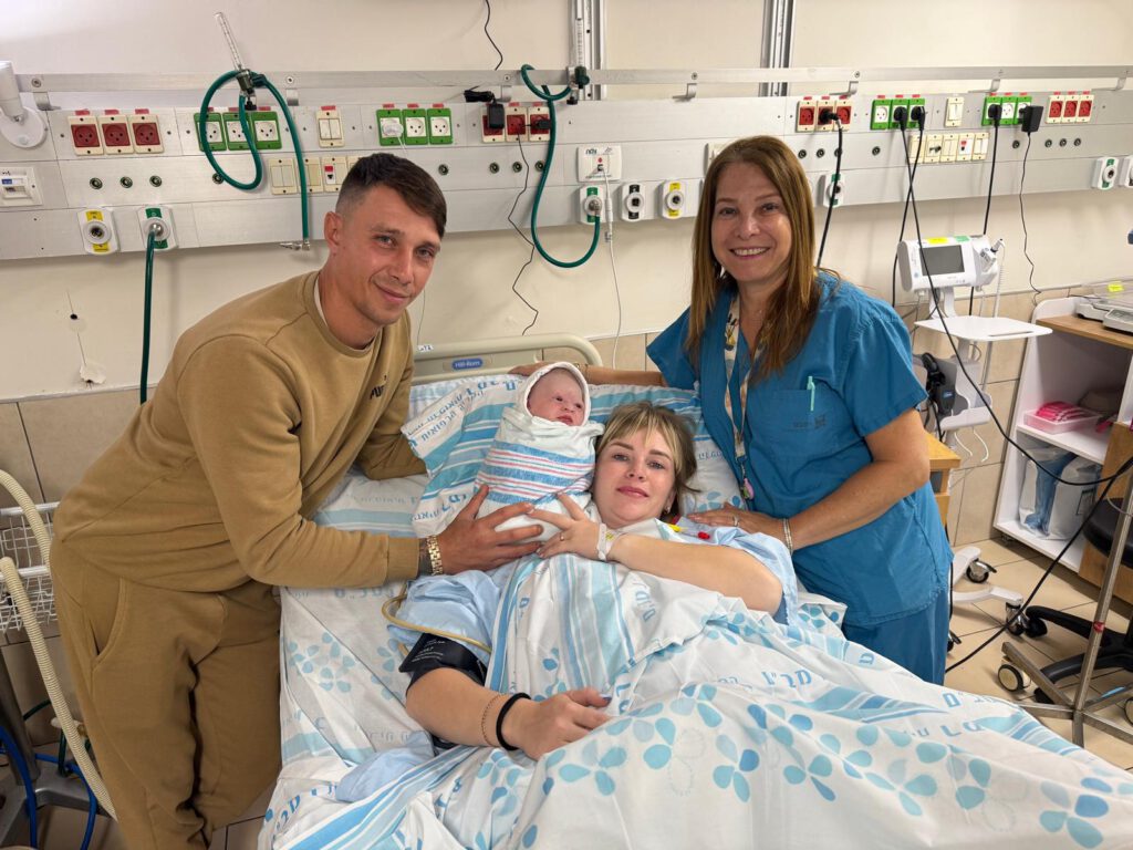 בתמונה: אנסטסיה רומנצ'וק פרנקל ובן זוגה גנדי, יחד עם בנם שנולד הלילה ברמב"ם והמיילדת אורית גלברד. צילום: הקריה הרפואית רמב"ם