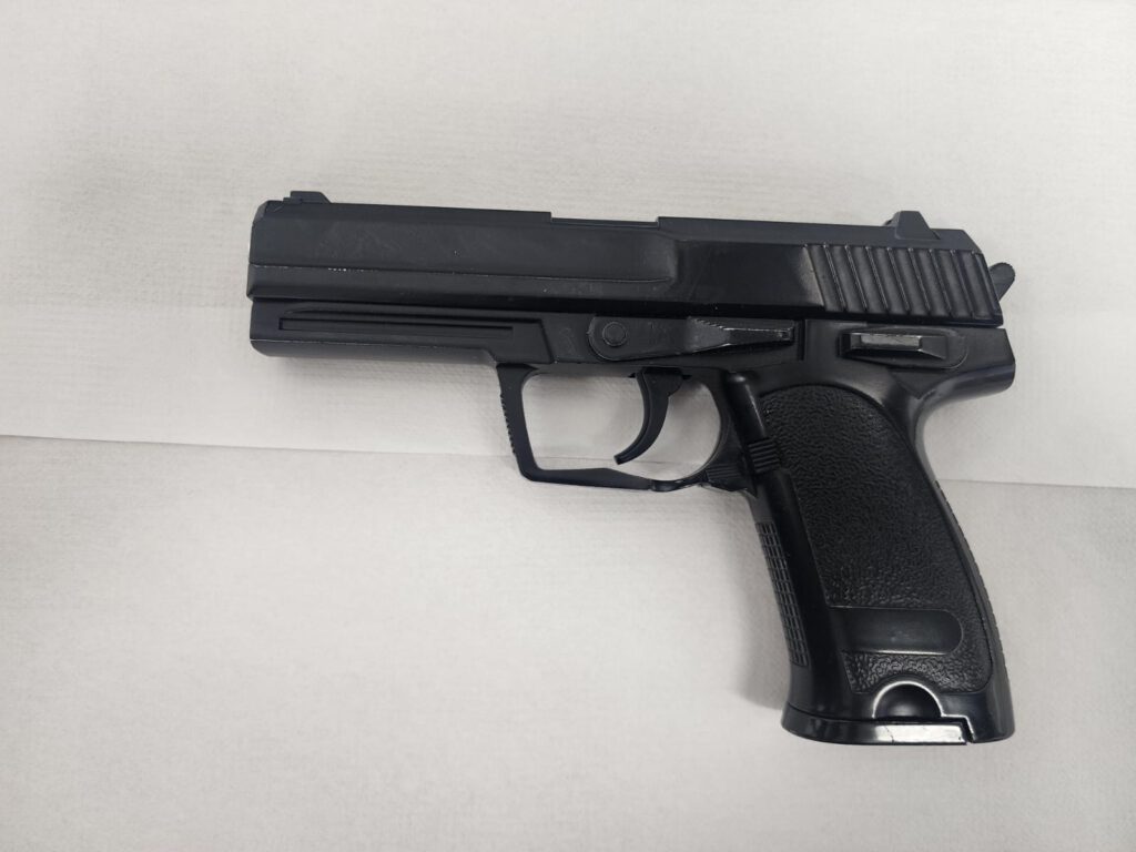 תיעוד האקדח שאותר ברשותו קרדיט: דוברות המשטרה