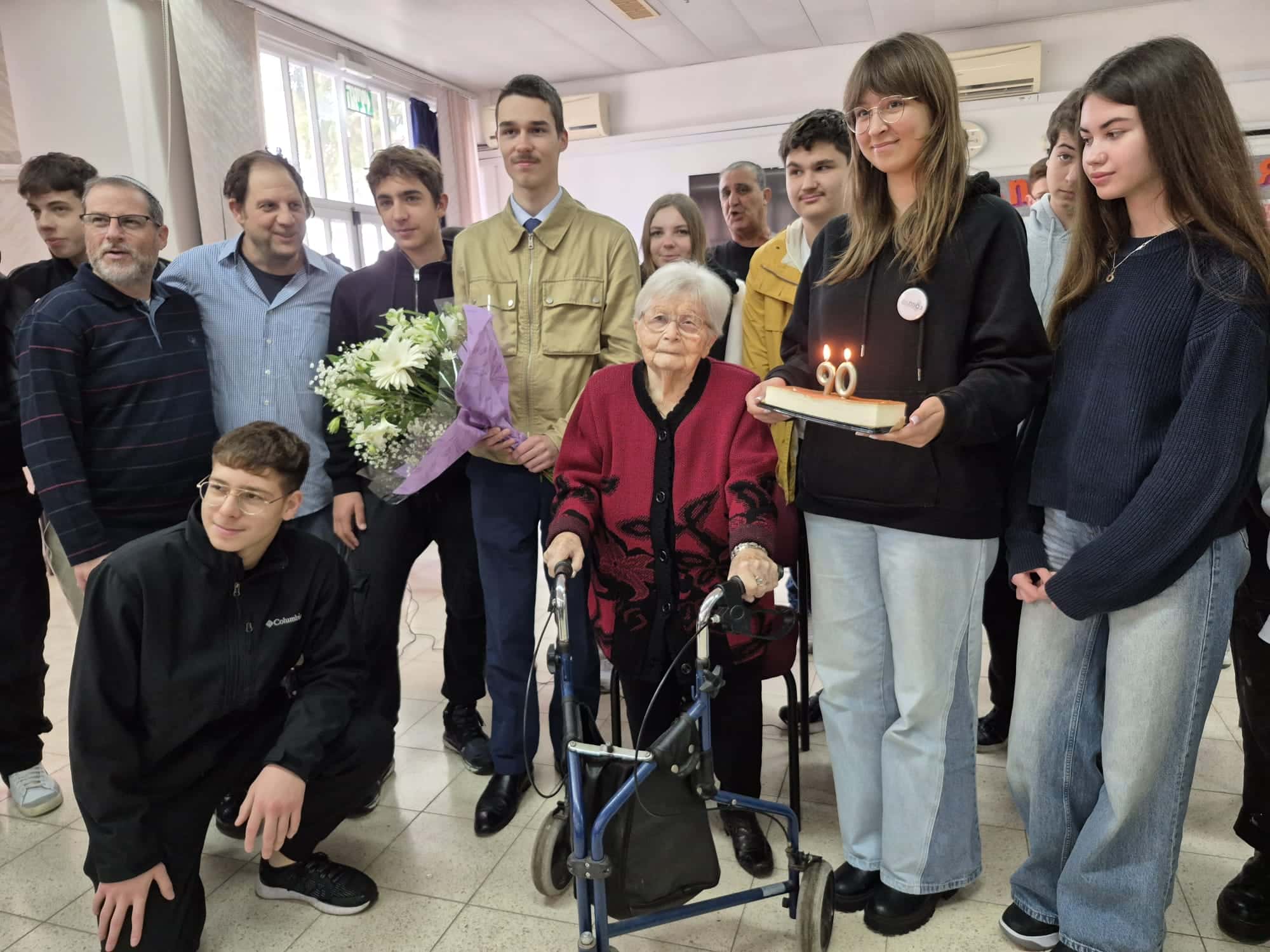 חסידת אומות העולם האחרונה שנותרה בחיים - ירוסלבה לויצקה, לרגל יום הולדתה ה-90. עם תלמידי כיתה י בית ספר "בסמת" בחיפה ,קרדיט צילום: גיל מלר, דוברות עיריית חיפה