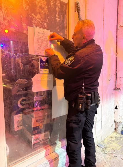 סגירת העסק בצו מנהלי. מצ"ב תמונה קרדיט: דוברות המשטרה