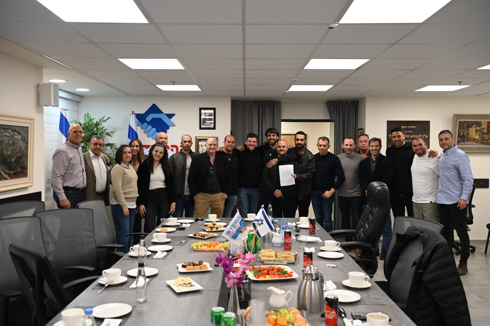 מהפכה בתנאי העבודה: הסכם קיבוצי חדש בתעבורה ימית חיפה שיפור תנאים, העלאות שכר וקיצור שבוע העבודה – ההסתדרות, הנהלת החברה ווועד העובדים חתמו על הסכם פורץ דרך; יו"ר ההסתדרות במרחב חיפה, משה מזרחי: "אני מודה לוועד העובדים על עבודתם המקצועית והמסורה" היסטוריה בחברת תעבורה ימית חיפה: אתמול נחתם הסכם קיבוצי חדש בין ההסתדרות במרחב חיפה, איגוד עובדי התחבורה, הנהלת החברה וועד העובדים. ההסכם מביא עמו בשורות מרעננות לעובדים, הכוללות תוספות שכר משמעותיות, קיצור שבוע העבודה ואימוץ הסכמי המסגרת – מהלך שממצב את תנאי ההעסקה בחברה ברף הגבוה בענף. טקס החתימה נערך במעמד יו"ר ההסתדרות במרחב חיפה, מר משה מזרחי, יו"ר איגוד עובדי התחבורה, עו"ד אייל ידין, יו"ר האגף לאיגוד מקצועי, מר דוד לוי, מנכ"ל חברת תעבורה ימית, מר מוטי ווטארו, מנהל חטיבת נמלי הים בהסתדרות, מר ניר אייזנברג, מרכז איגוד עובדי התחבורה במרחב חיפה, מר יובל מושקוביץ, וועד העובדים, שלקחו חלק משמעותי בגיבוש ההסכם והובלתו לשלב החתימה. משה מזרחי, יו"ר ההסתדרות במרחב חיפה, הדגיש את החשיבות הרבה של ההסכם וציין כי מדובר ב"רגע מרגש וחשוב. אנו גאים להיות שותפים למהלך שמשפר את תנאי העובדים ומוקירים את תרומתם החשובה לחברה. זו זכות עבורנו לתת שירות לעובדי החברה, ואני מודה לוועד העובדים על עבודתם המקצועית והמסורה." גם עו"ד אייל ידין, יו"ר איגוד עובדי התחבורה, בירך על ההסכם וציין כי מדובר במהלך משמעותי שמעניק ביטחון תעסוקתי, משפר את תנאי ההעסקה בענף ומחזק את העובדים. לדבריו, "אני מברך את הנהלת החברה על שיתוף הפעולה החשוב. זהו צעד חיובי שיחזק את מעמדה של החברה וישפר את איכות חיי העובדים." מנכ"ל חברת תעבורה ימית, מר מוטי ווטארו, הדגיש את מחויבות ההנהלה לרווחת העובדים וציין כי ההסכם מחזק את האמון ושיתוף הפעולה בין הצדדים: "עובדי תעבורה ימית חיפה הם הנכס החשוב ביותר שלנו, ואנו גאים להעניק להם תנאים משופרים שיבטיחו סביבת עבודה יציבה, הוגנת ומתקדמת."