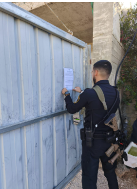 תיעוד מהמקום ומהדבקת הצו. קרדיט צילום: דוברות המשטרה.