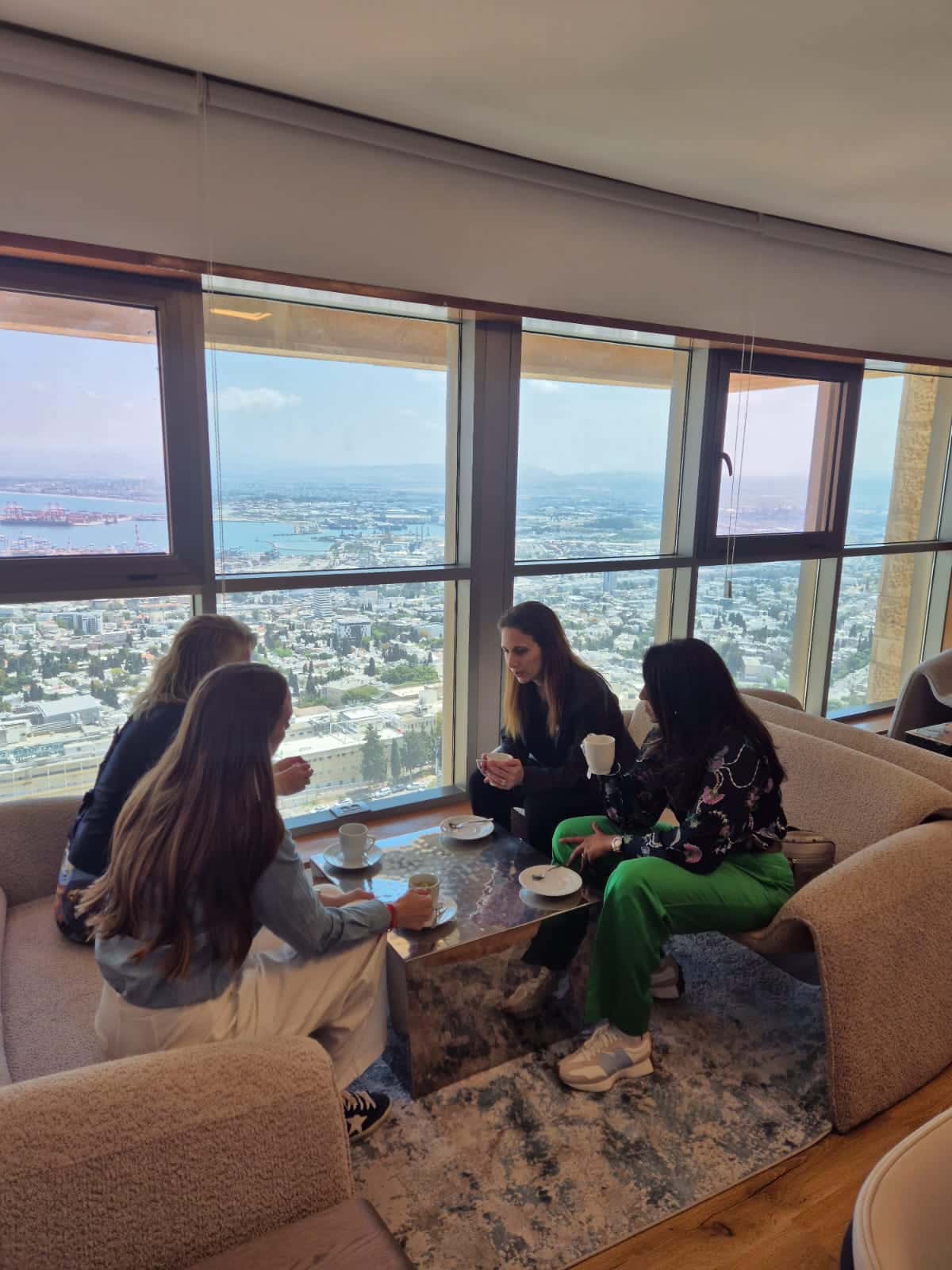 צילום של חברות המשלחת בטרקלין העסקים בקראון פלאזה חיפה. צילום: מ.ל.ת