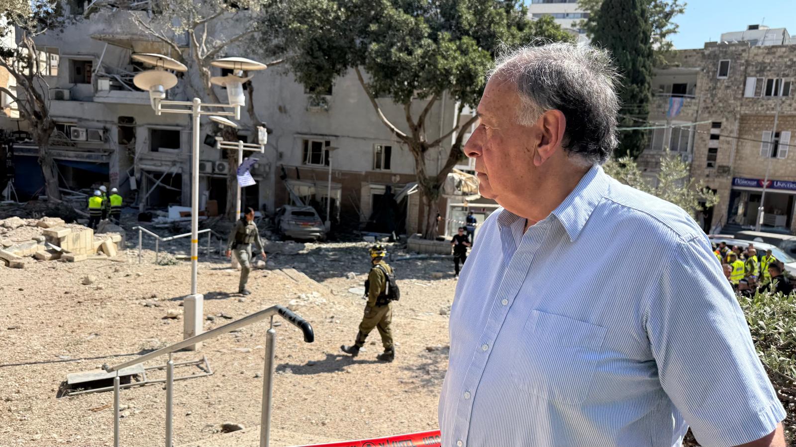 ראש עיריית חיפה, יונה יהב, בזירת האירוע. צילום: ראובן כהן דוברות עיריית חיפה