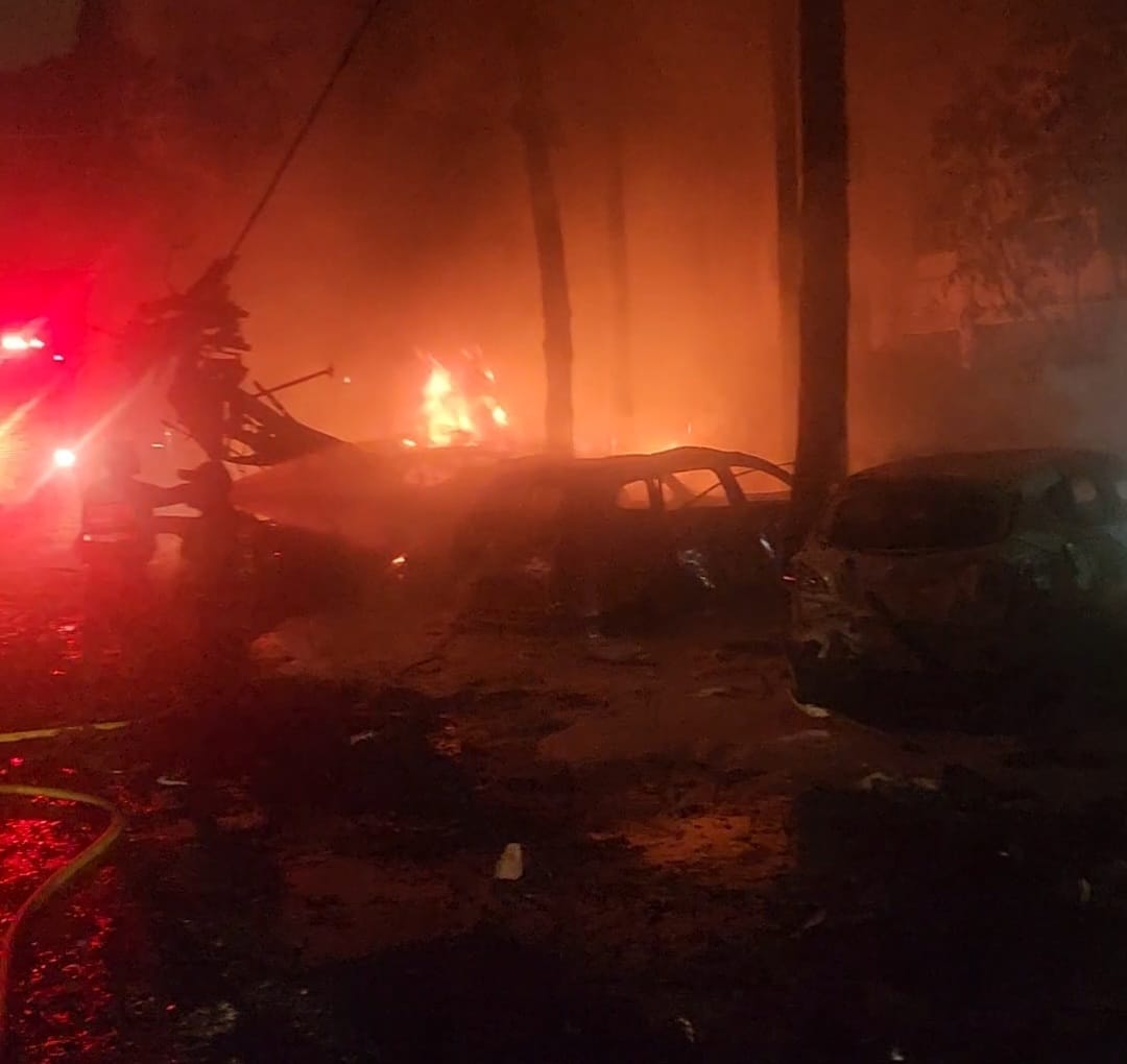 כוניות עולות באש בזירת הנפילה בשכונת נווה שאנן. קרדיט צילום: דוברות עיריית חיפה