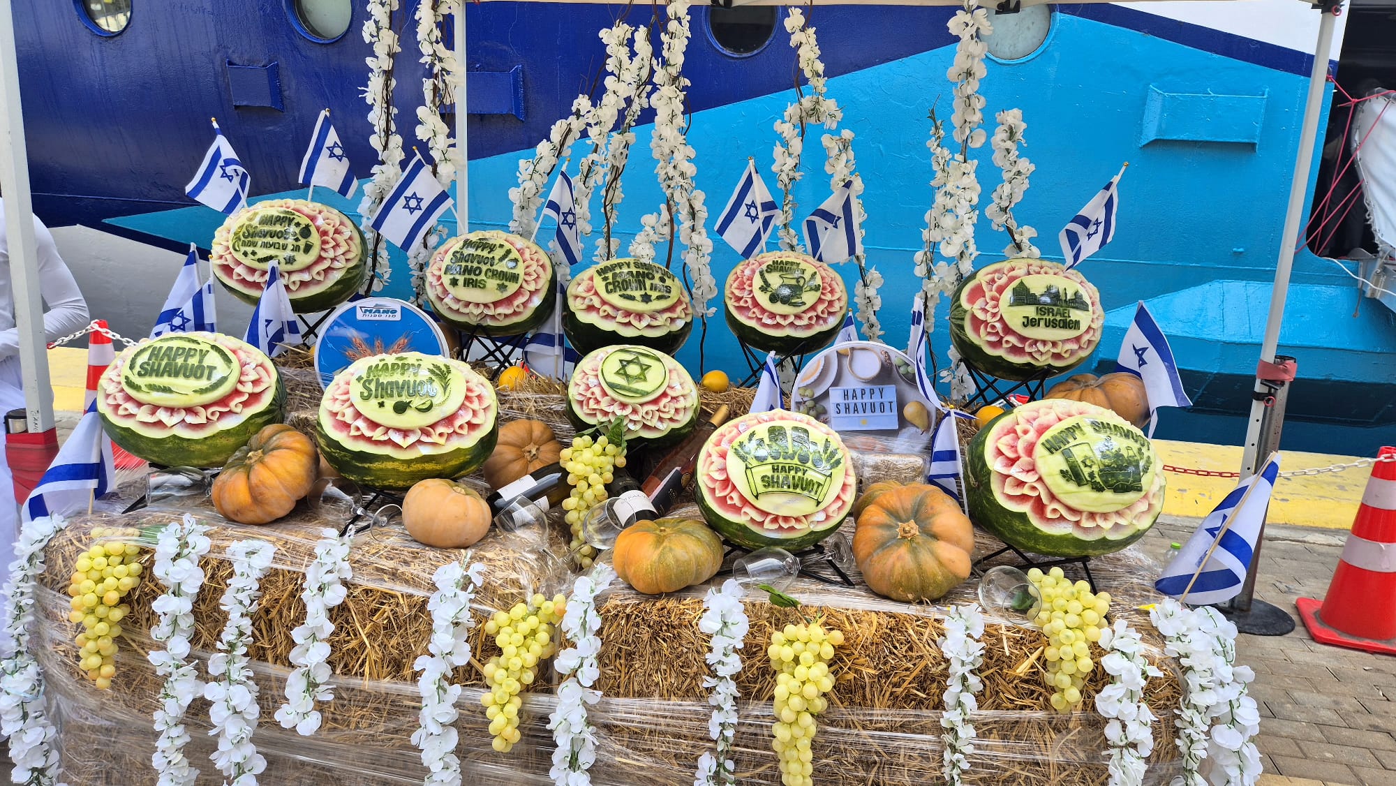 חגיגה לבנה על המים…