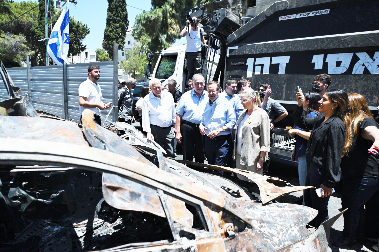 נשיא המדינה יצחק הרצוג ורעייתו עם ראש העיר חיפה יונה יהב . צילומים: ראובן כהן, דוברות עיריית חיפה