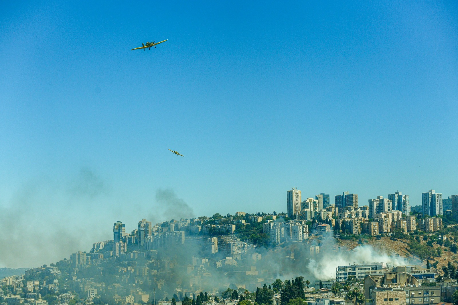 ראש העיר, יונה יהב, במקום השרפה בשכונת חליסה. קרדיט צילום: ראובן כהן, דוברות עיריית חיפה