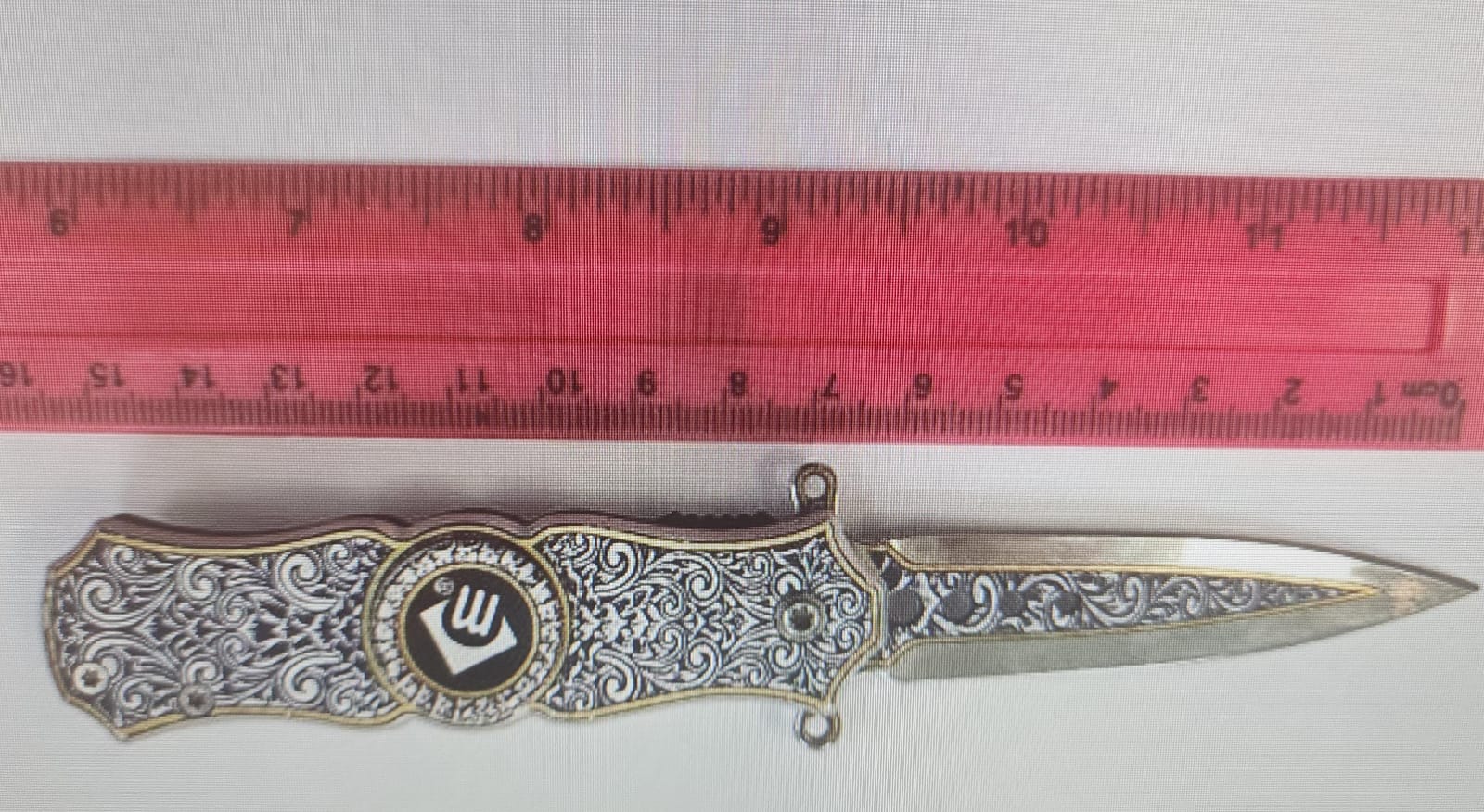 תיעוד הסכין שאותרה בזירה קרדיט: דוברות המשטרה.
