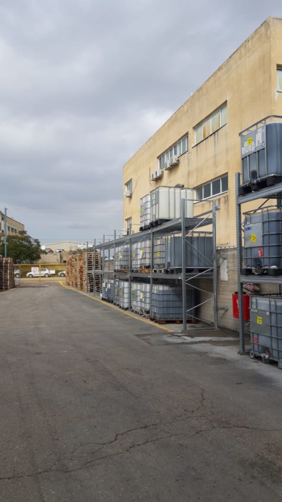 מדפי מתכת לעסקים