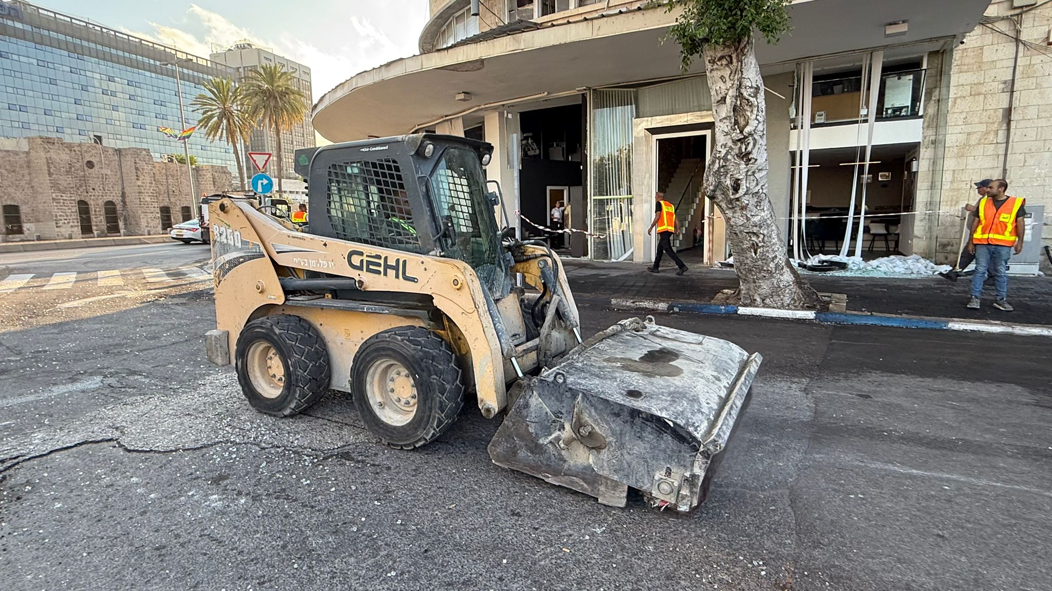 פינוי וניקיון זירת הפגיעה. קרדיט צילום: ראובן כהן, דוברות עיריית חיפה