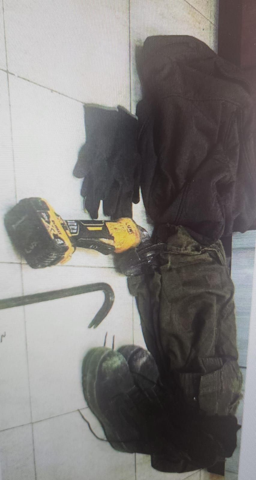 תיעוד הנשק כפי שאותר במכשירו הסלולרי והרכוש שאותר ברכבו.