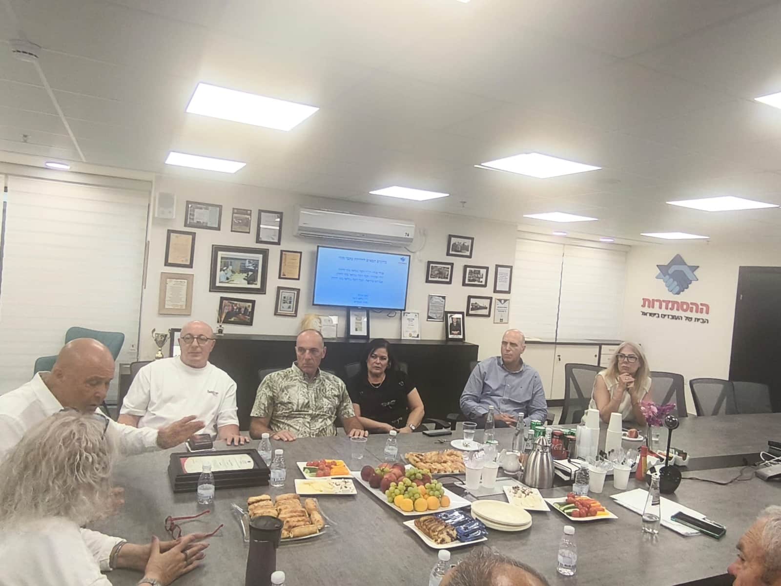 תמונה מהישיבה של ועד גמלאים חדש של בתי זיקוק: בחסות ההסתדרות