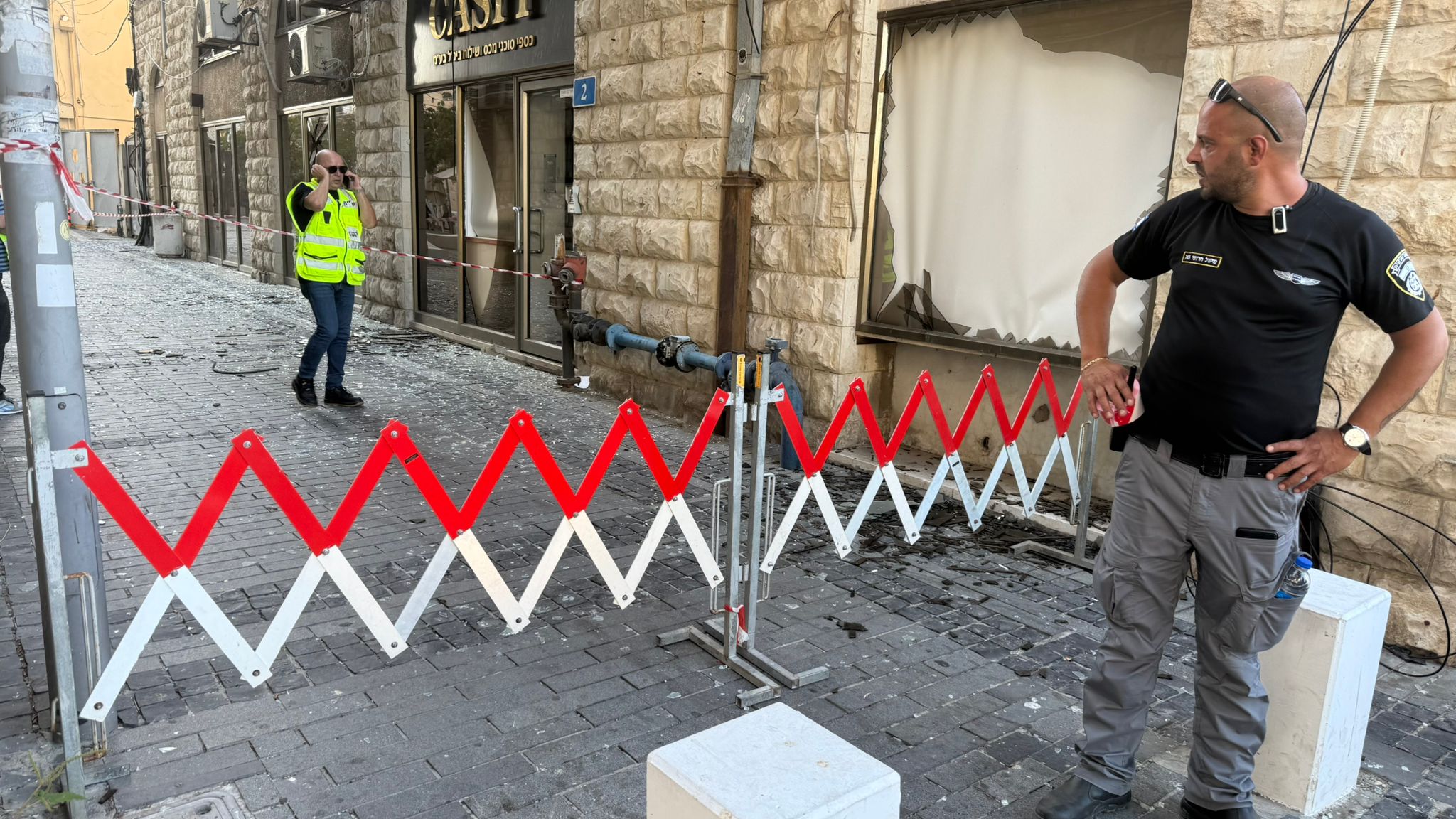 גידור וחסימת זירת הפגיעה. קרדיט צילום: ראובן כהן, דוברות עיריית חיפה