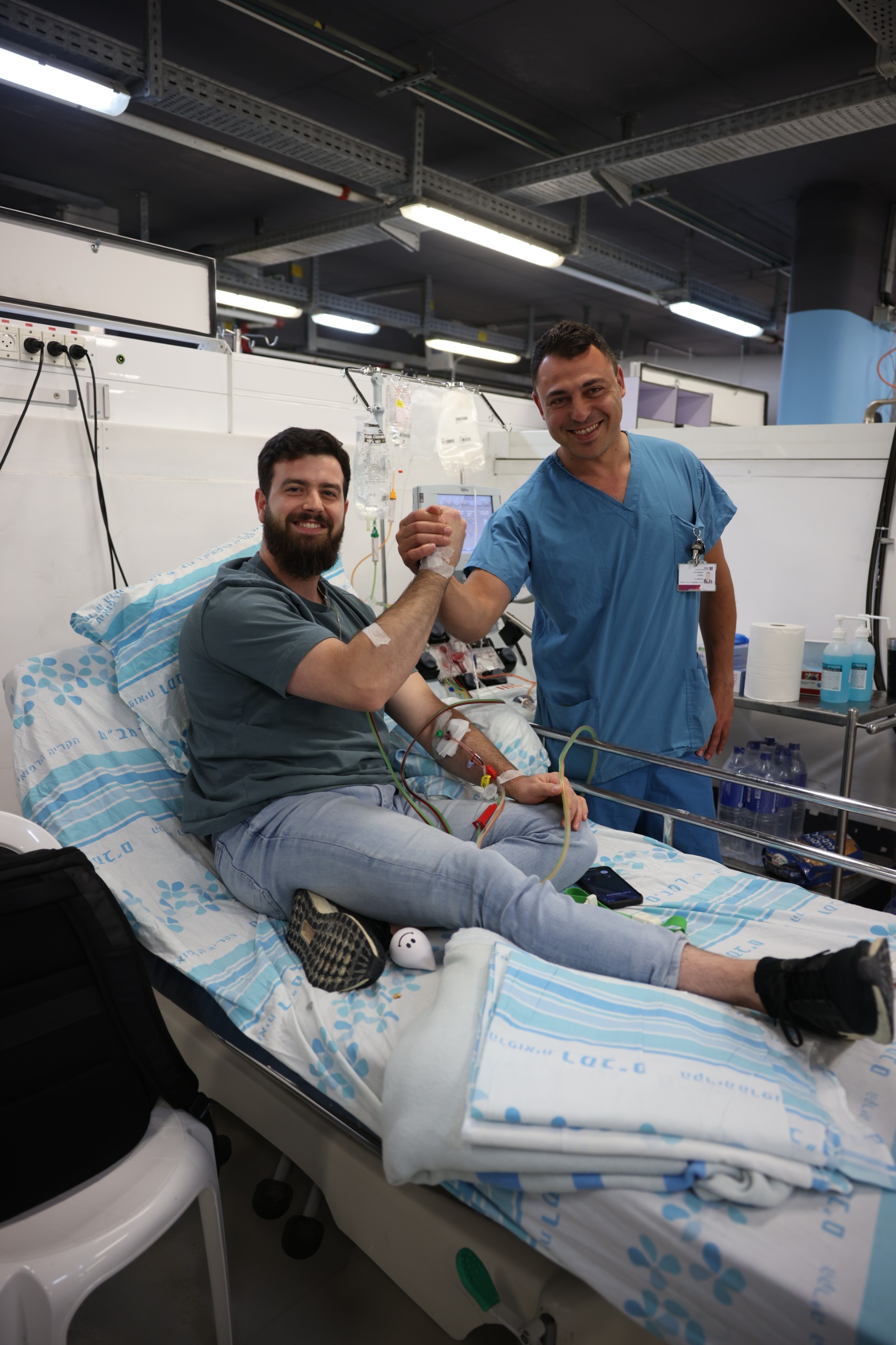 בתמונה: האח אברהים שעבאן (מימין), ועומר סמנה (משמאל). צילום: הקריה הרפואית רמב"ם.