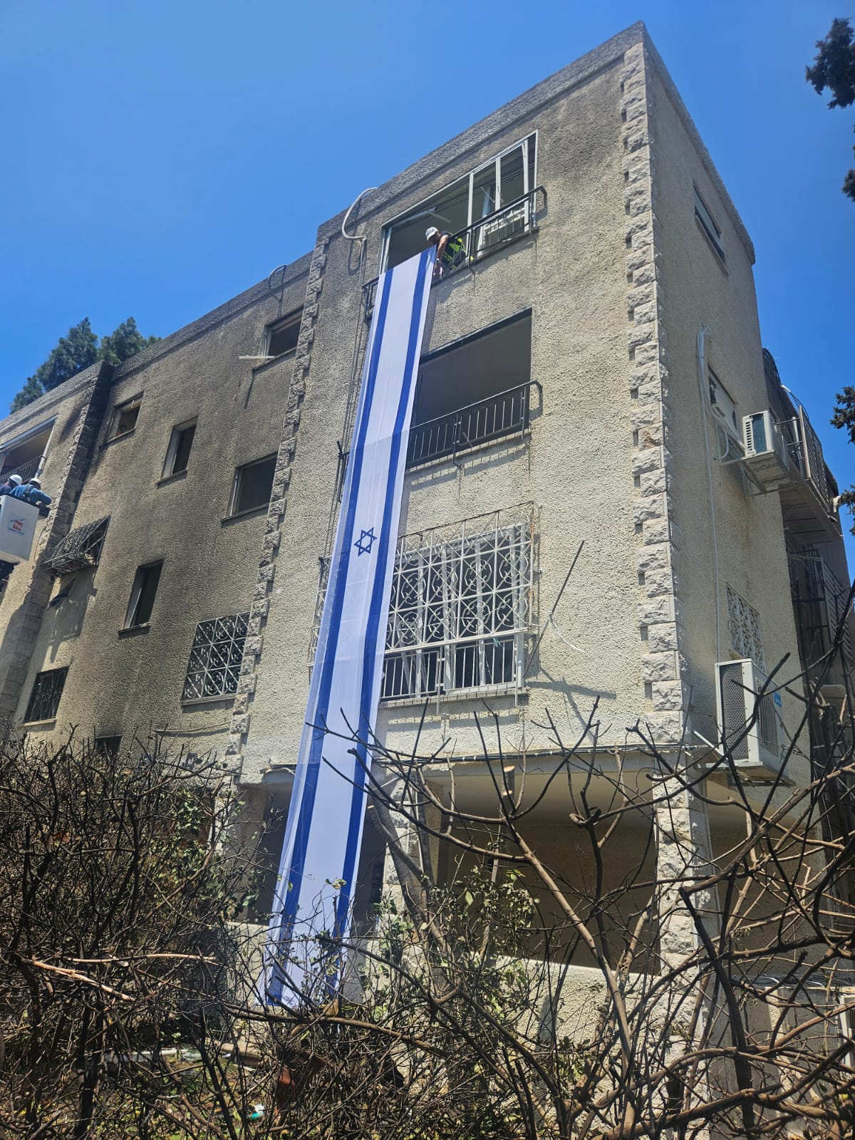 צוותי מנהל התפעול בעיריית חיפה תלו הבוקר דגלי ישראל צילום: דוברות עיריית חיפה.