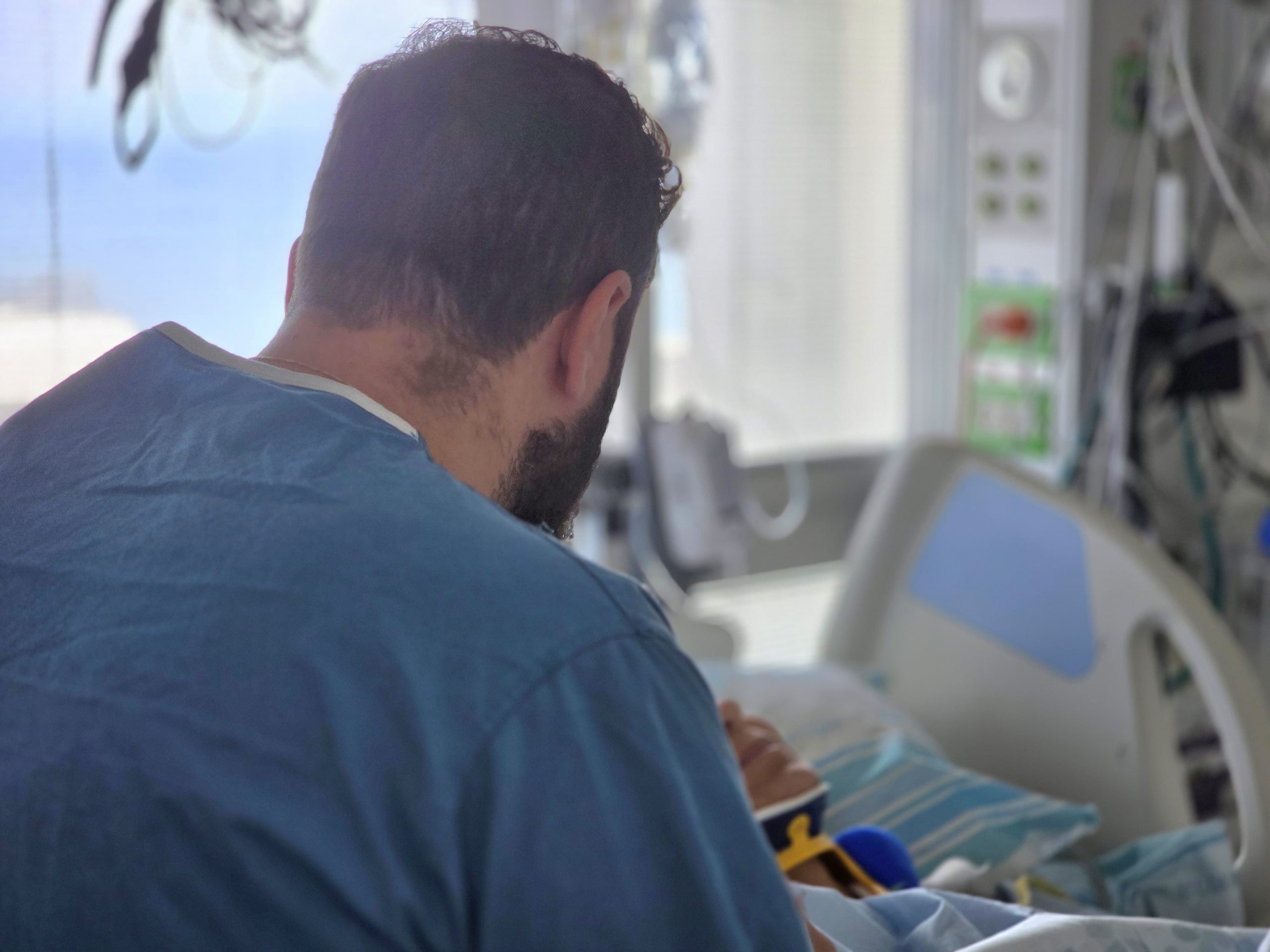 בצילום: הרופא הדרוזי הישראלי במפגש עם קרובת המשפחה הדרוזית סורית שמעולם לא פגש. קרדיט: רמב"ם