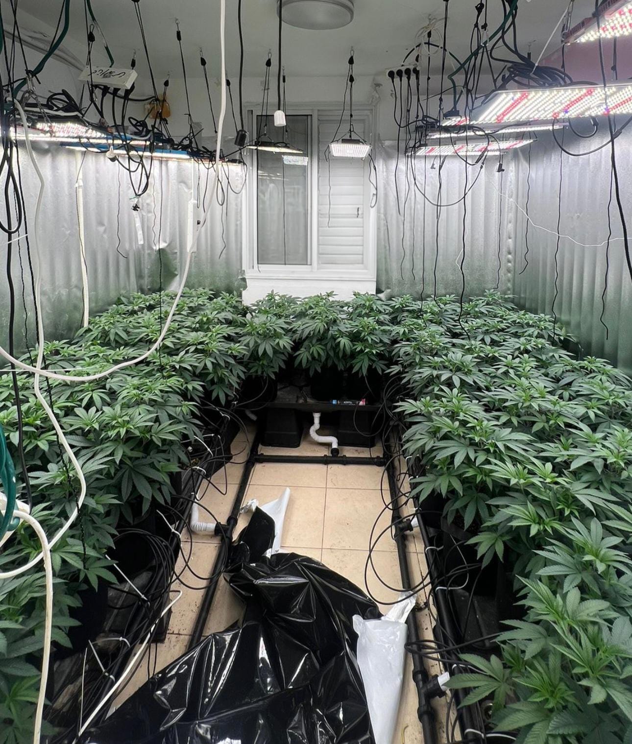 מעבדת סמים בקריות , תיעוד מהפעילות, קרדיט: דוברות המשטרה.