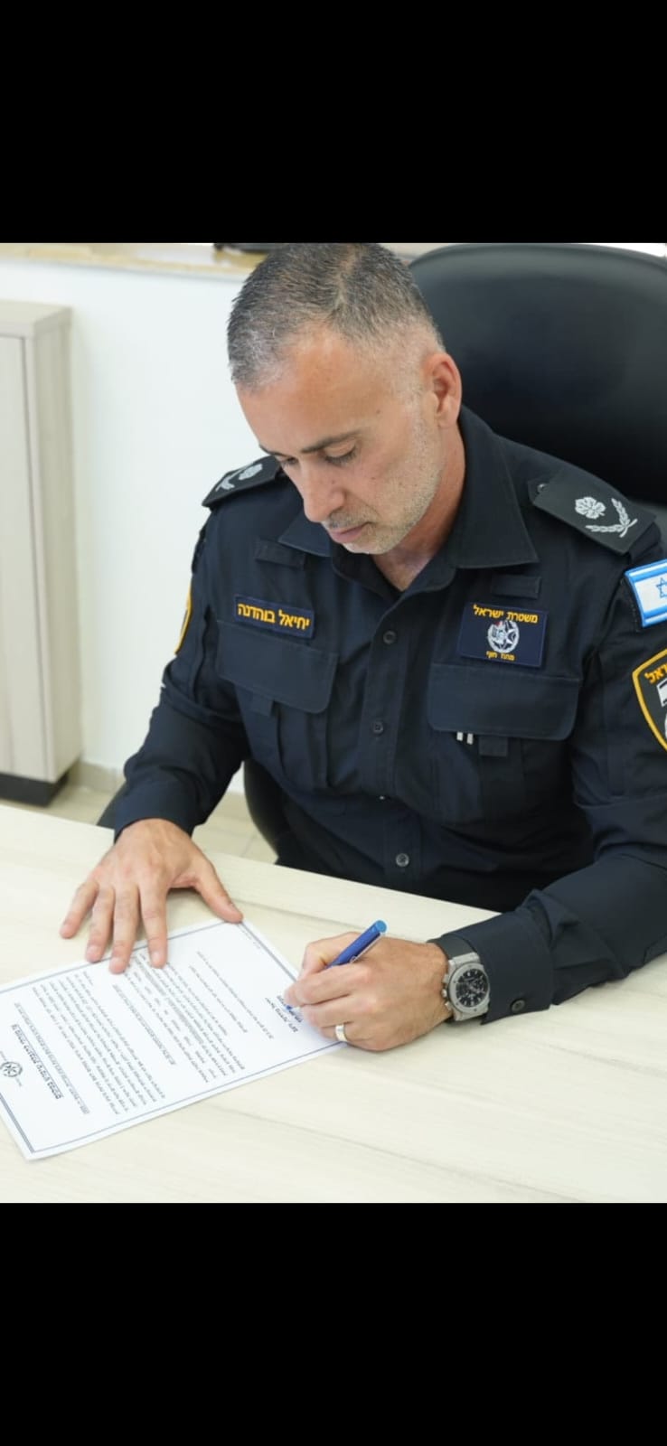 ניצב יחיאל בוהדנה חתם על צו סגירה לאולם אירועים . קרדיט דוברות המשטרה