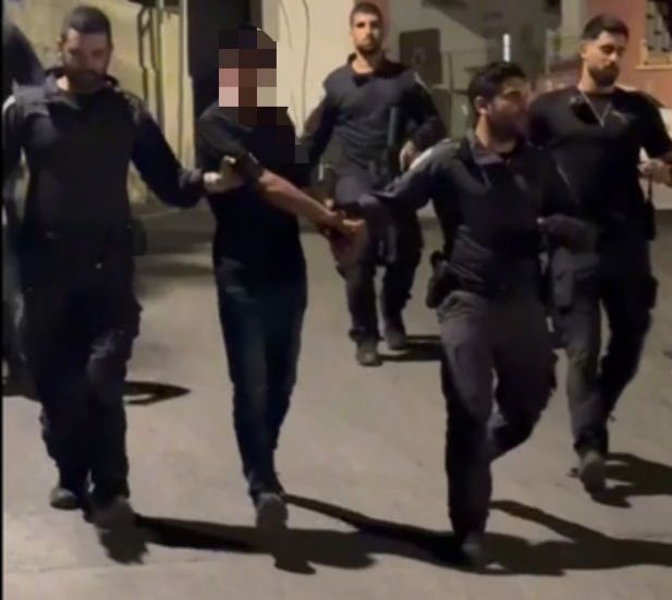 תיעוד המעצר ותמונת האקדח שנתפס. קרדיט: דוברות המשטרה.