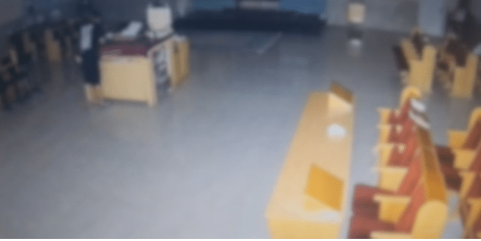 פרץ לבית כנסת בצפון דרך החלון וגנב אלפי שקלים. כתב אישום נגד קטין בן 15 בגין שתי התפרצויות לבתי כנסת שונים בעיר.