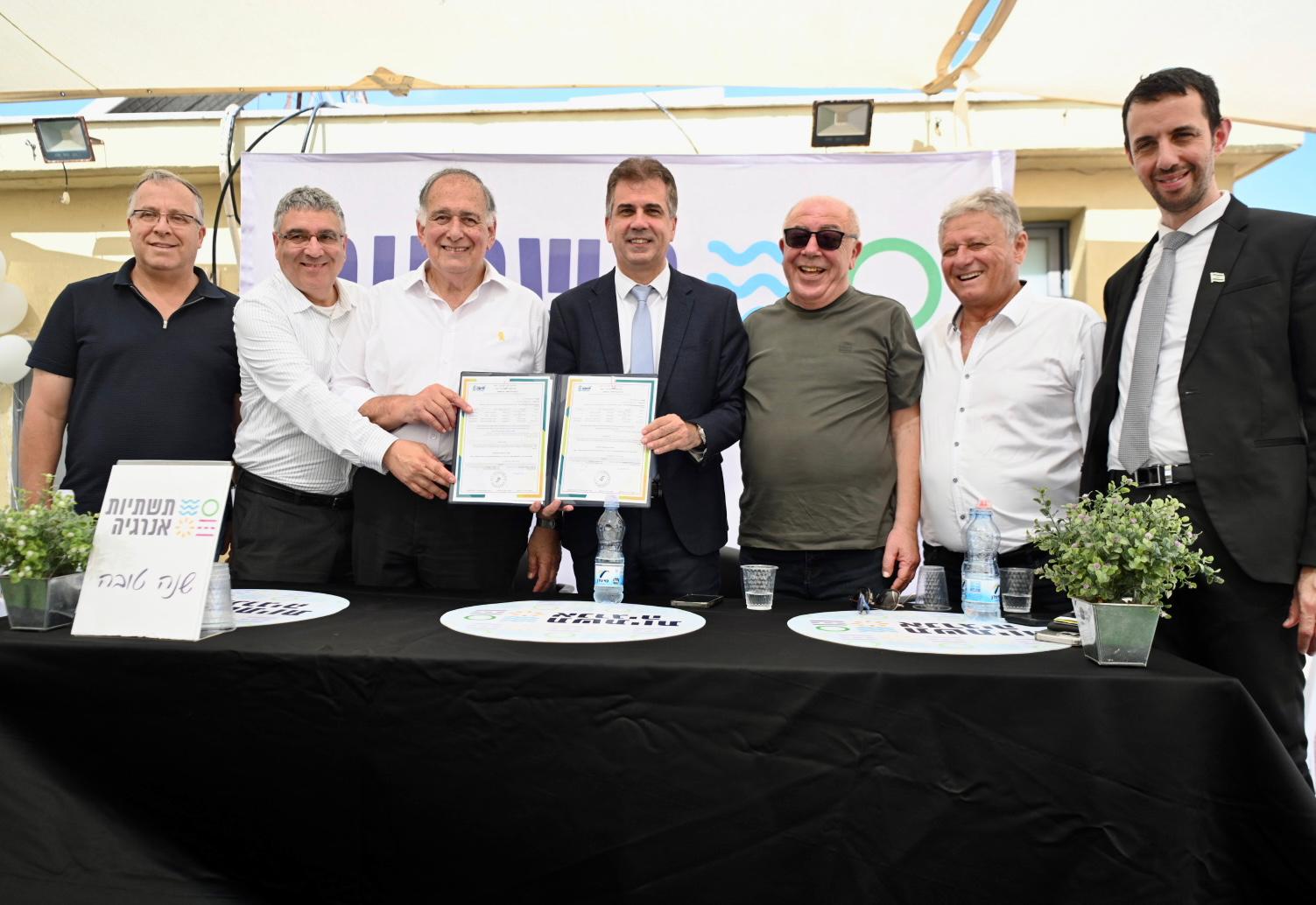 בצילום: משתתפי הטקס אוחזים בהיתר ההריסה שהנפיקה עיריית חיפה להריסת המיכלים. קרדיט צילומים: ראובן כהן, דוברות עיריית חיפה