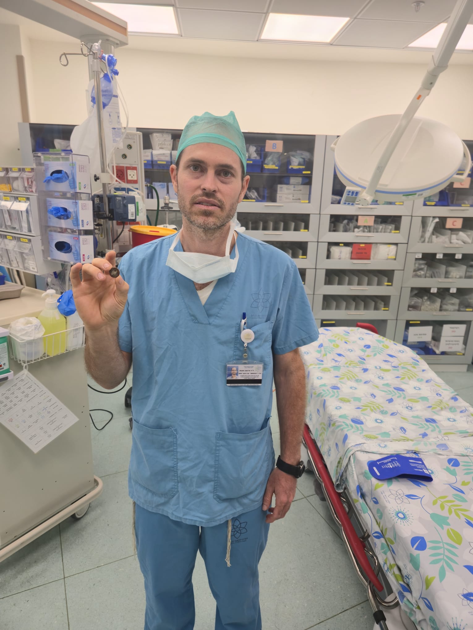 "ר נתנאל איזנבך עם הסוללה צילום: דוברות המרכז הרפואי הסוללה בוושט, צילום רנטגן