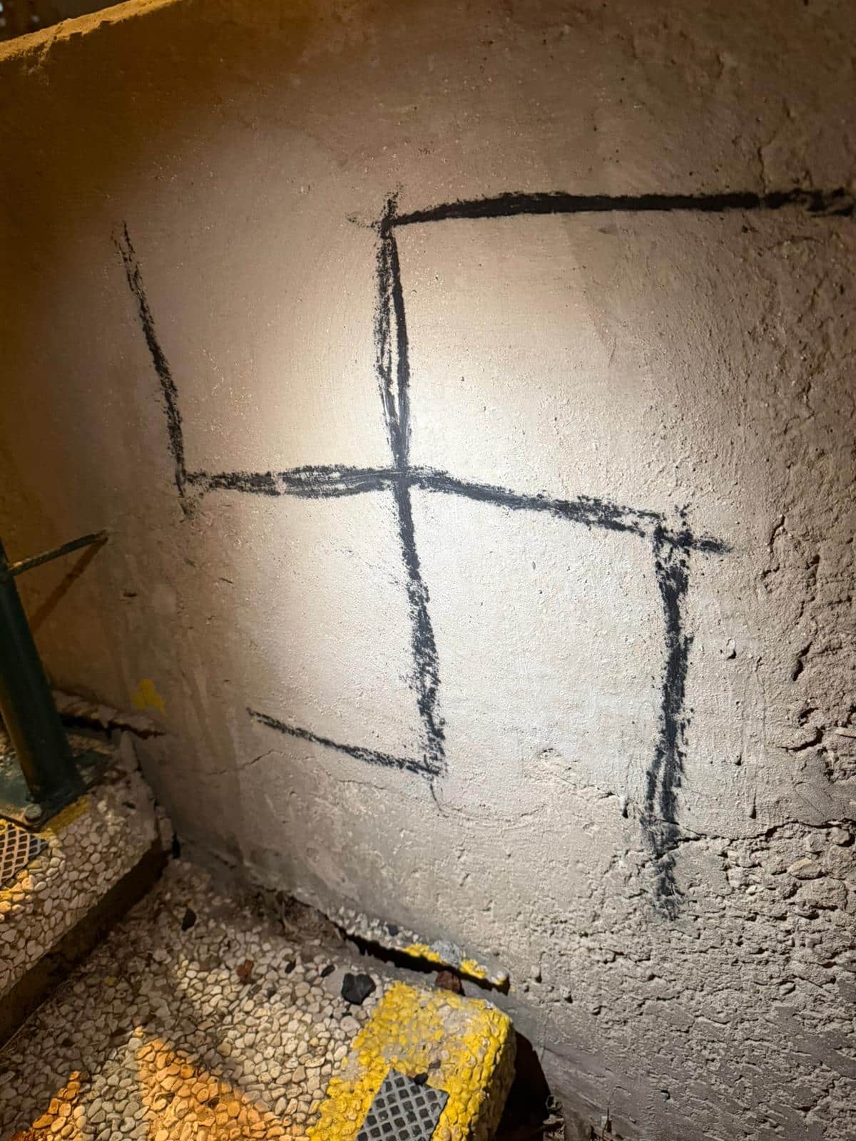 צלב קרס שרוסס על הקיר, תיעוד - קרדיט דוברות המשטרה